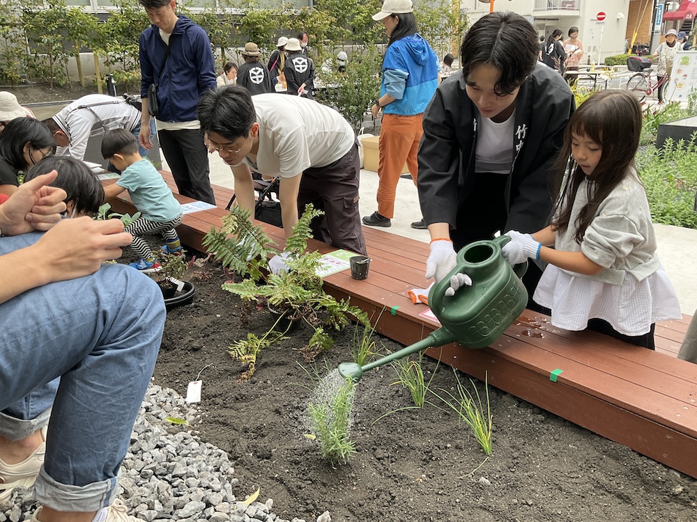 一企業の保有地を地域にひらき、みどりと“場”を育てる。東京都江東区東陽町のポケットパーク「ガーデン広場」