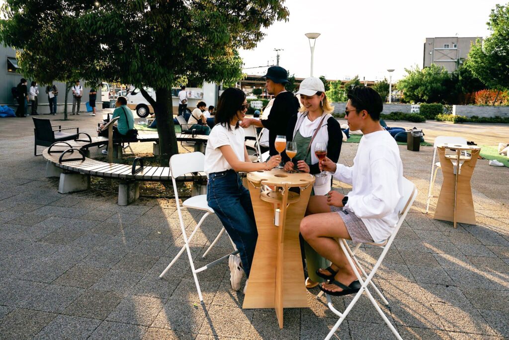 組み立て式のテーブルをきっかけに賑わいをつくる「塩尻ワインテーブルプロジェクト」長野県塩尻市での社会実験