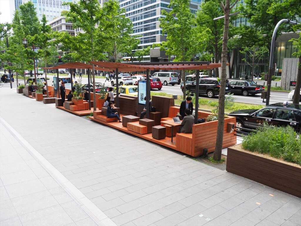 継続的なにぎわいをつくる。大阪府大阪市御堂筋の広場化に向けた『御堂筋パークレット社会実験』で2つの「いちょうテラス」が常設に