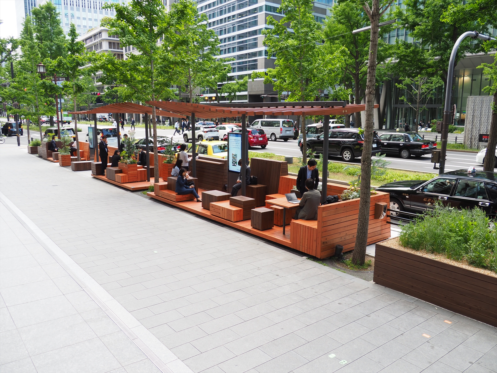 継続的なにぎわいをつくる。大阪府大阪市御堂筋の広場化に向けた『御堂筋パークレット社会実験』で2つの「いちょうテラス」が常設に